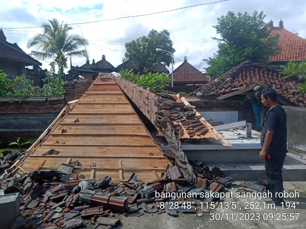 Bangunan Bale adat roboh di Banjar Selat, Desa Selat, Kecamatan Abiansemal Tanggal 30 November 2023